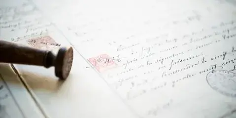 Notarstempel auf einer handschriftlichen Urkunde