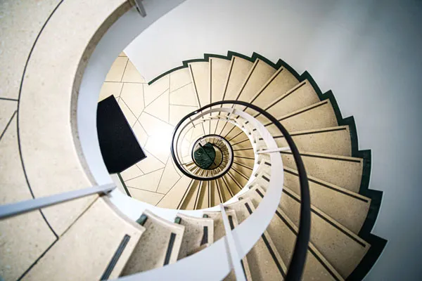 Wendeltreppe im Gebäude an der Neuengasse